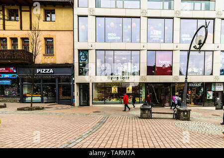 Zakopane, Krupowki str,, April, 11, 2019. Shop auf einer der am meisten famoust Straße in die Hauptstadt der polnischen Tatra bei bewölkter Tag Stockfoto