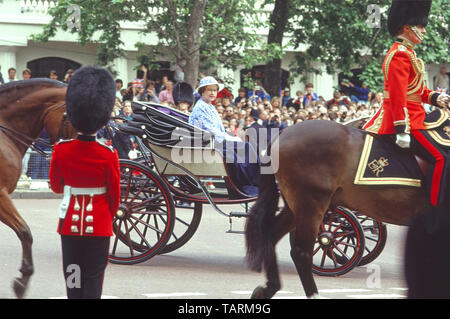 Archivierung Queen Elizabeth II 1987 Reiten offene Wagen in die Farbe Zeremonie der Mall mit Massen von Menschen & Truppen London England UK gefüttert Stockfoto