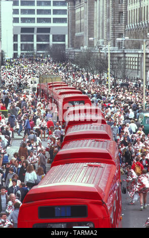 Auf roten Londoner single Doppeldeckerbusse bei der Masse der Leute in Folie decke Mars Marathonläufer sammeln Kleidung von Bus 1980s England Großbritannien Stockfoto