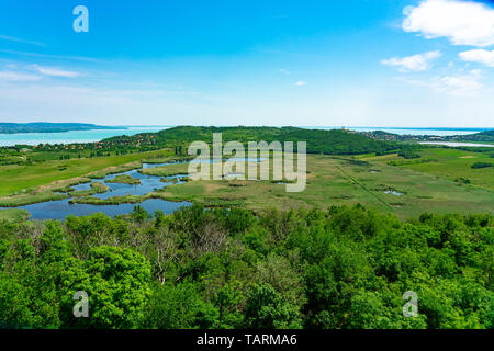 Arial Panoramablick auf den Balaton in Tihany mit der Innenseite See aus dem 'Ortorony? Blick Aussichtsturm Stockfoto