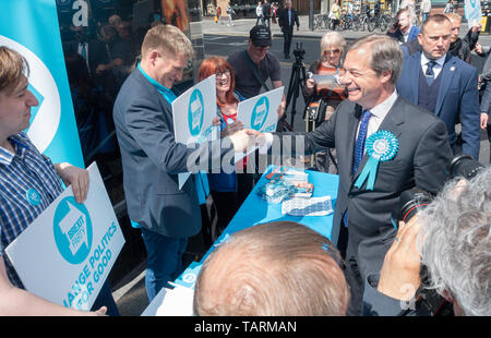 Newcastle upon Tyne, Großbritannien. 20. Mai 2019. UK. Nigel Farage meeting fellow Brexit Partei Mitglieder Stockfoto