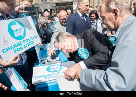 Newcastle upon Tyne, Großbritannien. 20. Mai 2019. UK. Nigel Farage meeting fellow Brexit Partei Mitglieder Stockfoto