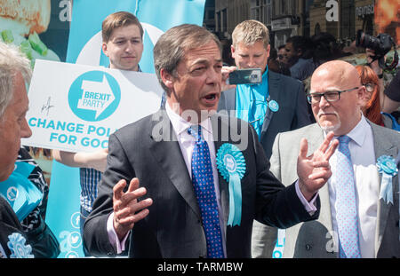 Newcastle upon Tyne, Großbritannien. 20. Mai 2019. UK. Nigel Farage meeting fellow Brexit Partei Mitglieder Stockfoto