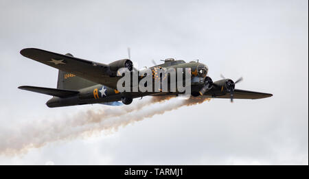 Boeing B-17 Flying Fortress G-BEDF in Flug in Duxford Flugplatz Stockfoto