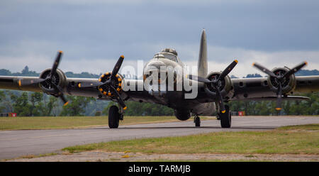 Boeing B-17 Flying Fortress G-BEDF Rollen in Duxford Flugplatz Stockfoto