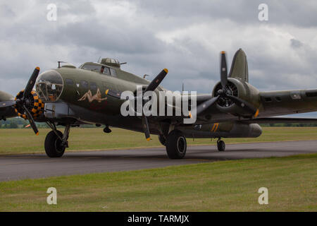 Boeing B-17 Flying Fortress G-BEDF Rollen in Duxford Flugplatz Stockfoto