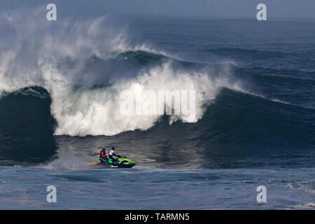 Jet-ski Rescue Team oder Jet Bike für Rettung in einem Surfer Wettbewerb oder Rescue Team in einer grossen Welle Wettbewerb Stockfoto