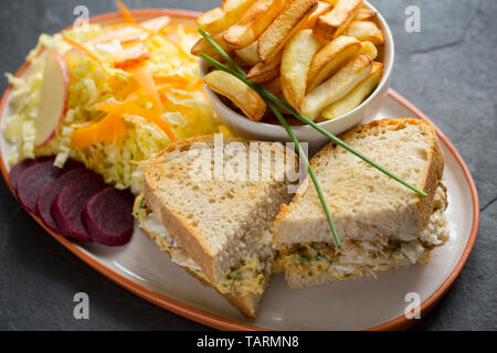 Ein hausgemachtes Sandwich aus einem gekochten Seespinne im Ärmelkanal gefangen. Die braune Fleisch wurde mit Mayonnaise und gehackten Schnittlauch, es, gemischt Stockfoto