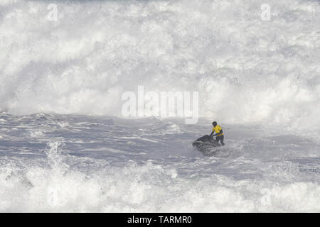 Jet-ski Rescue Team oder Jet Bike für Rettung in einem Surfer Wettbewerb oder Rescue Team in einer grossen Welle Wettbewerb Stockfoto