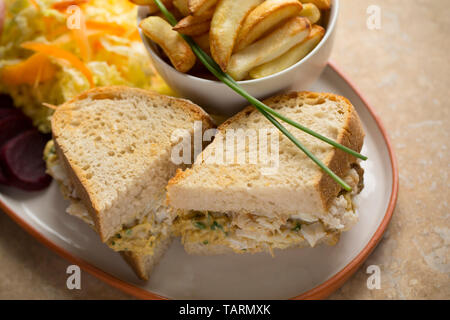 Ein hausgemachtes Sandwich aus einem gekochten Seespinne im Ärmelkanal gefangen. Die braune Fleisch wurde mit Mayonnaise und gehackten Schnittlauch, es, gemischt Stockfoto