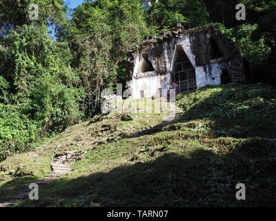 PALENQUE, MEXIKO IM FEBRUAR 2018: Tempel auf Blättrig Kreuz Pyramide an der alten Maya Nationalpark in der mexikanischen Stadt im Dschungel Landschaften im Stat Stockfoto