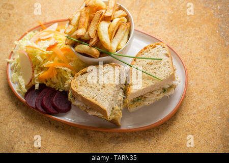 Ein hausgemachtes Sandwich aus einem gekochten Seespinne im Ärmelkanal gefangen. Die braune Fleisch wurde mit Mayonnaise und gehackten Schnittlauch, es, gemischt Stockfoto