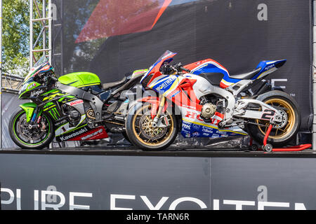 Kawasaki ZX-10RR Bike von Jonathan Rea (Kawasaki Racing Team) und Honda CBR 1000 RR SP2 Bike von Leon Camier (moriwaki Althea Honda Team) Stockfoto