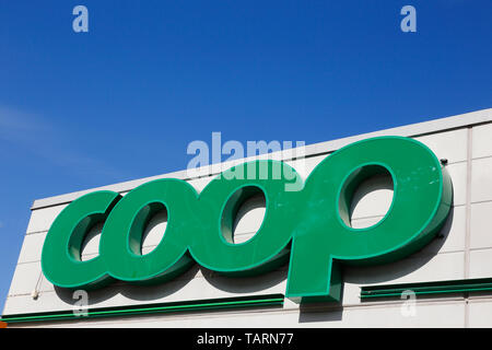 Södertälje, Schweden - 25. Mai 2019: Nahaufnahme der Coop Supermarkt Logo. Stockfoto