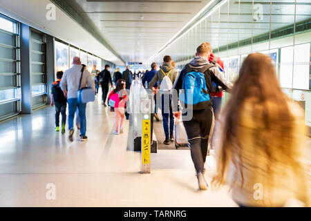 Flughafen, Menschen hetzen für Ihre Flüge, langen Korridor mit Fahrsteig, Bewegungsunschärfe, Dublin Stockfoto