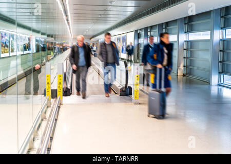 Flughafen, Menschen hetzen für Ihre Flüge, langen Korridor mit Fahrsteig, Bewegungsunschärfe, Dublin Stockfoto