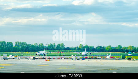 Dublin, Irland, Mai 2019 Dublin Airport, mehrere Flugzeuge warten auf Start- und Landebahn für Take-off, Vorderansicht Stockfoto