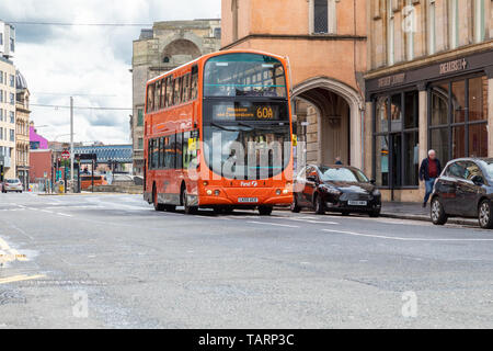 Zu feiern 125 Jahre des öffentlichen Verkehrs in Glasgow erste Bus ein Volvo B7TL-Bus im Retro 80er Stratchclyde's Busse orange Anstrich verpasst haben Stockfoto