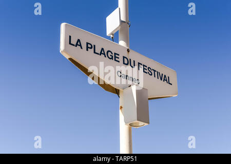 CANNES, Frankreich - April 2019: Zeichen für das Festival Beach auf einer Straße direkt an der Strandpromenade von Cannes. Stockfoto