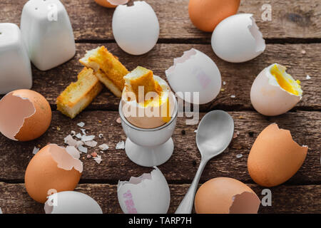 Gesundes Frühstück mit weich gekochte Eier und leere Tanks, rustikalen Stil Stockfoto