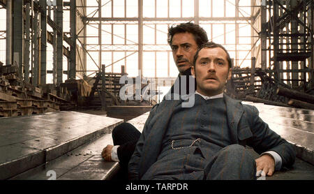 SHERLOCK HOLMES 2009 Film mit Jude Law im rechten als Dr. Watson und Robert Downey Jr. als Holmes Stockfoto