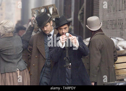 SHERLOCK HOLMES 2009 Film mit Jude Law als Dr. Watson und Robert Downey Jr. als Holmes links Stockfoto