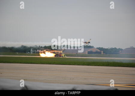 Schockwelle Jet Truck von Chris Darnell und Mike Goulian (in der Ebene) Racing an den 2019 Joint Base Andrews Air Expo, Maryland angetrieben Stockfoto