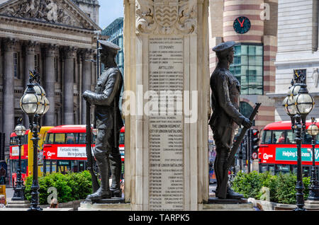 Zwei Weltkrieg 2 Soldaten in Bronze dargestellt stehen entweder Seite einer Stein Spalte auf der London Truppen war Memorial im Royal Exchange, London Stockfoto
