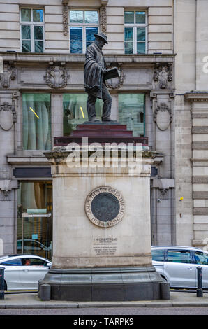 Eine Statue des Südafrikanischen Bauingenieur James Henry Greathead von James Butler stand in Cornhill am Royal Exchange in London, Großbritannien Stockfoto