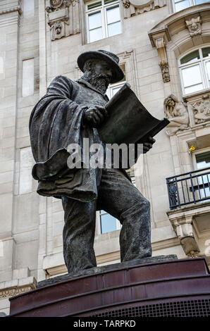 Eine Statue des Südafrikanischen Bauingenieur James Henry Greathead von James Butler stand in Cornhill am Royal Exchange in London, Großbritannien Stockfoto