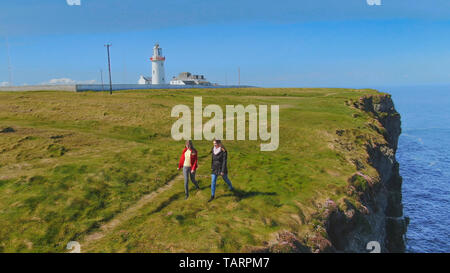 Zwei Mädchen in Irland Spaziergang am Rand der Klippen - Reise Fotografie Stockfoto