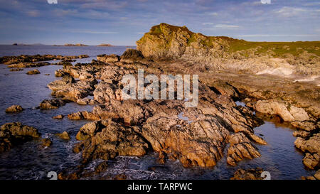 Flug über die wunderschönen felsigen Küste von Malin Head in Irland - Reise Fotografie Stockfoto