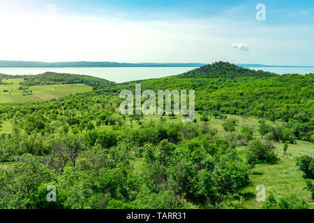 Arial Panoramablick auf den Balaton in Tihany mit der Innenseite See aus dem ortorony Blick Aussichtsturm Stockfoto