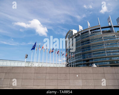 Straßburg, Frankreich, 26. Mai 2019: Europäisches Parlament Headquarter mit allen Europäischen Union Fahnen schwenkten - klaren blauen Himmel im Hintergrund Stockfoto