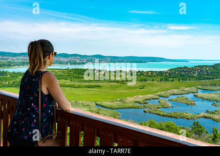 Arial Panoramablick auf den Balaton in Tihany mit der Innenseite See aus dem Ortorony Blick Aussichtsturm mit einer jungen Frau genießt die Aussicht Stockfoto