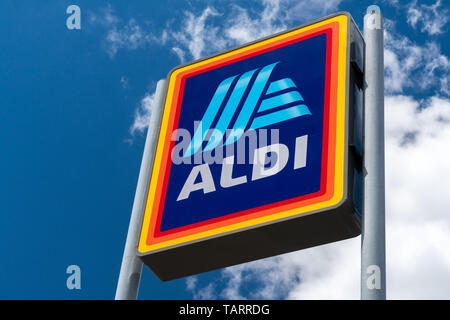 RIVER FALLS, WI/USA - Mai 26, 2019: Aldi Grocery Store anmelden. Aldi ist ein global Discounter Kette in Deutschland. Stockfoto