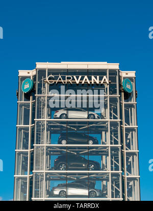 TEMPE, AZ/USA - 10. APRIL 2019: Carvana Automobil Dealership Automaten. Carvana ist ein Online - nur Gebrauchtwagen Händler. Stockfoto