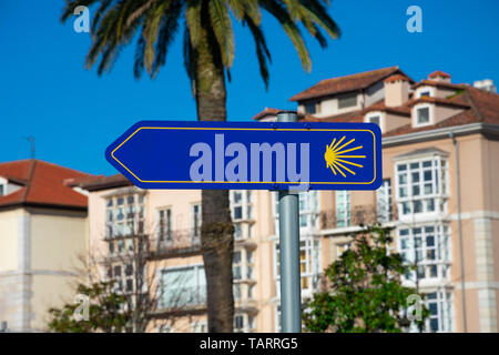 Der Jakobsweg (Camino de Santiago) auf Pereda und Gärten. Santander, Spanien Stockfoto