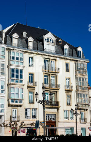 Santander, Spanien. Februar 12, 2019. Blick auf eine alte Fassade und Balkone Stockfoto