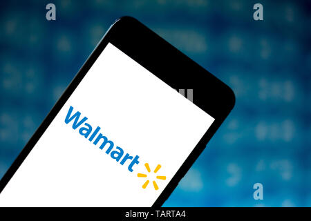 In diesem Foto, Illustration die Walmart Stores Logo wird auf dem Smartphone angezeigt. Stockfoto