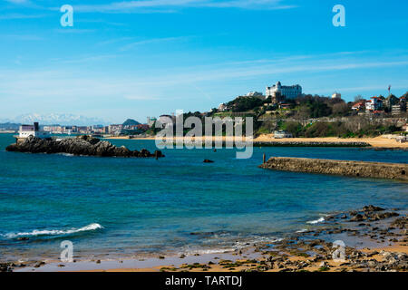 Santander, Spanien. Februar 12, 2019. Blick auf Stadtzentrum Santander von magadalena Halbinsel Stockfoto