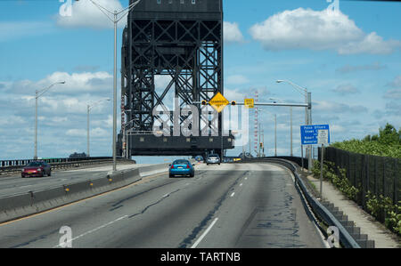 Die Lincoln Highway Hackensack River Bridge ist ein Befahren des vertikalen Aufzug Brücke der Hackensack River Crossing in New Jersey, USA Stockfoto