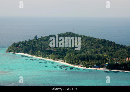 Blick von oben auf die CHADO Cliff View Point auf Adang Insel, von hier aus können Sie Koh Lipe Stockfoto