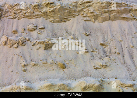 Sandy Kaskaden von einem sandigen Berge, den Hintergrund und die Textur von gelbem Sand. Stockfoto