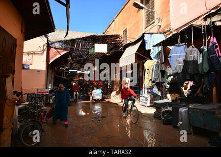 Marrakesch, Marokko - 6. Januar 2018. Straßenszene in der Medina von Marrakesch, am Nachmittag nach Regen. Marokko, Nordafrika, Afrika Stockfoto