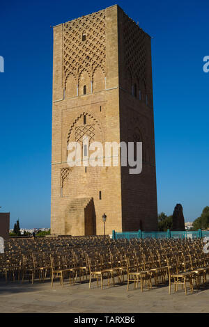 Hunderte von goldenen Stühle vor der Hassan Turm stehen beim Empfang des Papstes im März 2019 in Rabat, Marokko Stockfoto