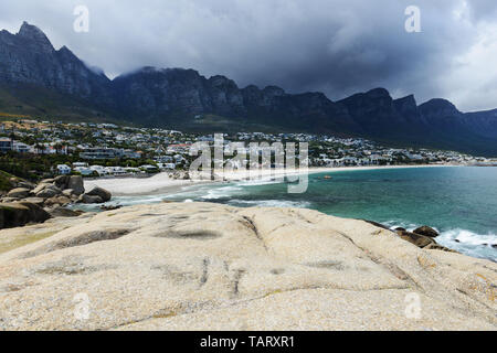 Kapstadt Camps Bay und die zwölf Apostel Bergkette. Stockfoto