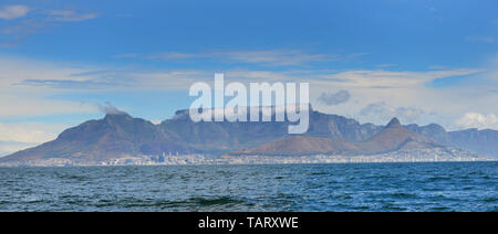 Ein Blick auf den Tafelberg mit der City of Cape Town Verlegung unterhalb des Berges. Stockfoto