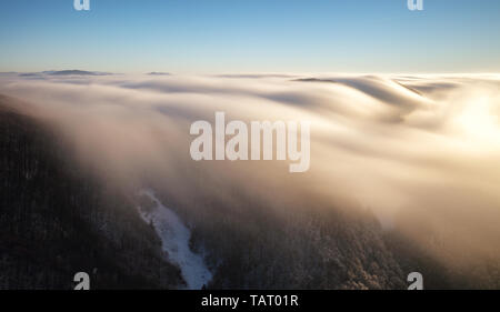 Über den Wolken im Winter - Berge bei Sonnenuntergang landcape, Slowakei Stockfoto