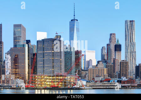 New York City bei Nacht mit Freiheitsturm Stockfoto